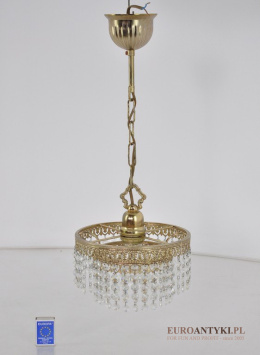 Kryształowy plafon. Żyrandol z kryształami. Kryształowa lampa.