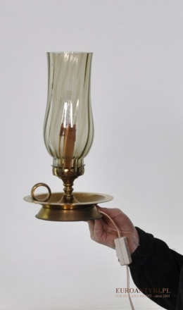 mosiężna lampka z kloszem