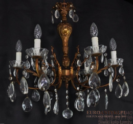 Zabytkow żyrandol z kryształami. Kryształowa lampa salonowa do pałacu zamku dworu.