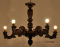 Eklektyczny drewniany żyrandol dworski. Lampa rzeźbiona do pałacyku salonu. Eklektyzm do domu.