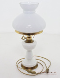 biała lampa na stolik