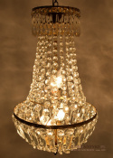 Lampa kryształowa grucha. Cudny mały żyrandol sufitowy z kryształowymi zawieszkami.