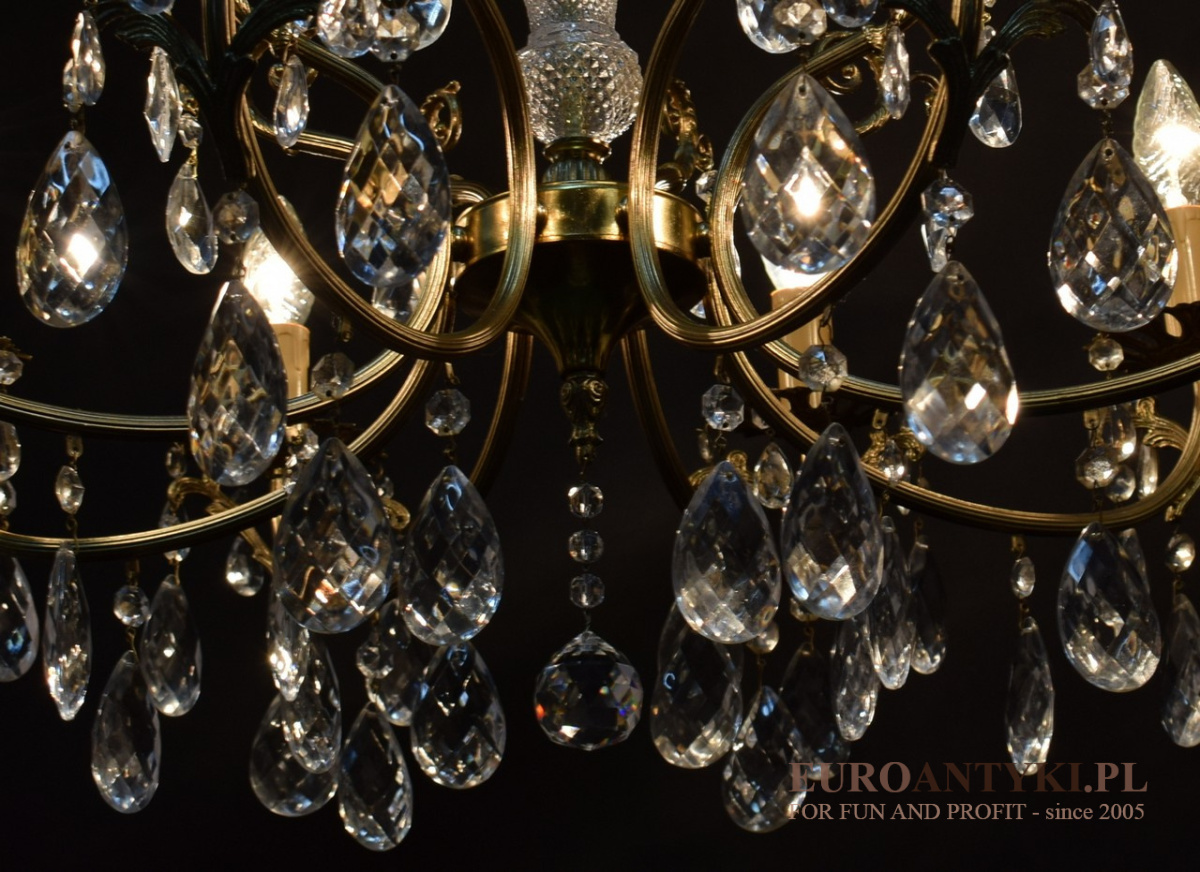 Pałacowy żyrandol z kryształami. Antyczne lampy.