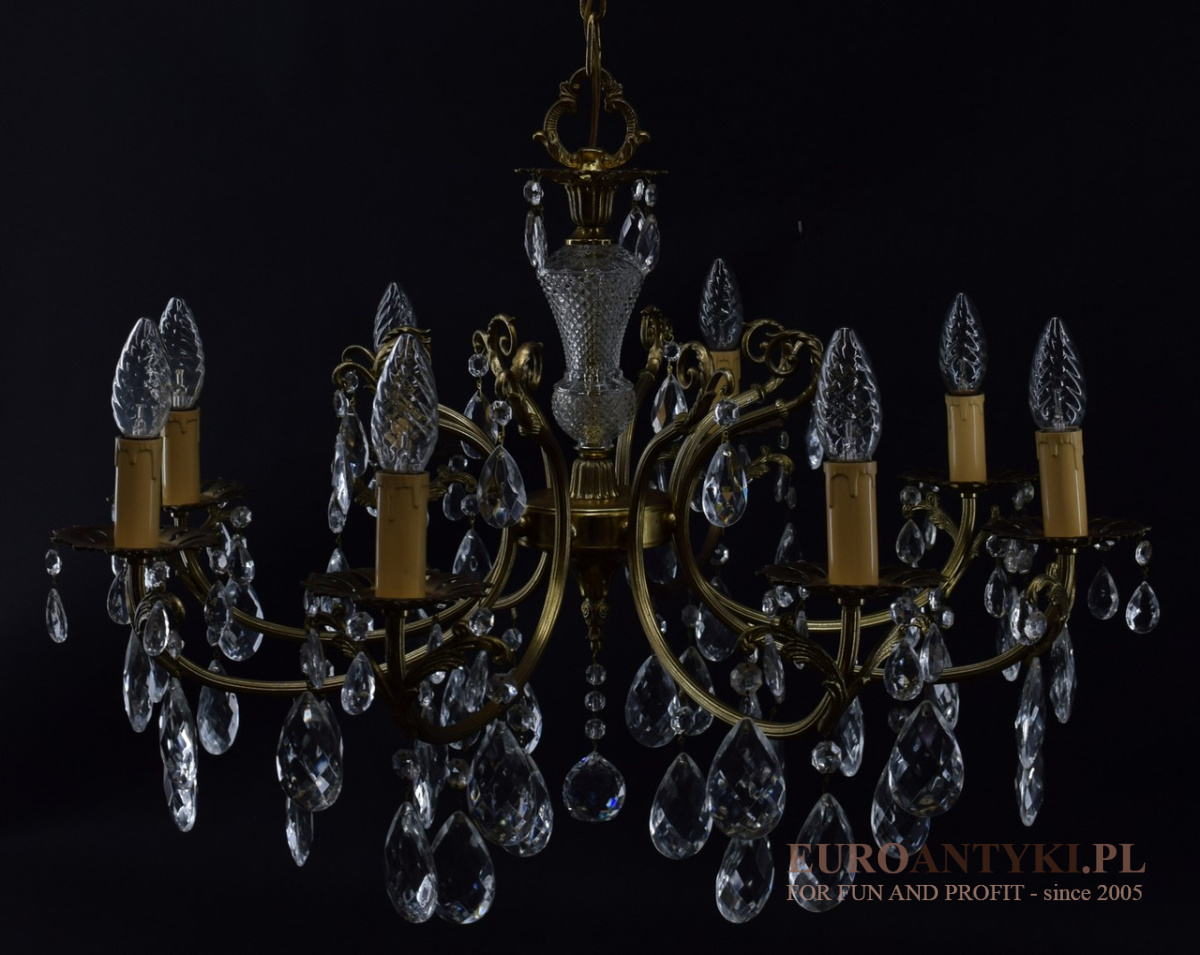 Pałacowy żyrandol z kryształami. Antyczne lampy.