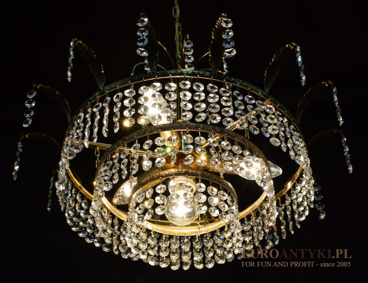 Piękny klasyczny żyrandol kryształowy. Lampy antyki.