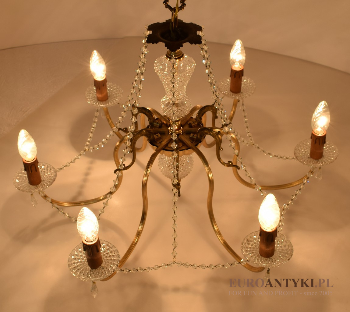Salonowy żyrandol kryształowy w stylu retro vintage.