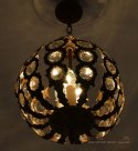 Antyczna lampa w kształcie kuli. Oświetlenie Belle Epoque.