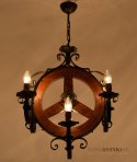 Klasyczny rustykalny żyrandol w stylu koła. Lampy rustyk.