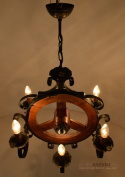 Klasyczny rustykalny żyrandol w stylu koła. Lampy rustyk.