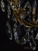 Złoty pałacowy żyrandol kryształowy. Antyczne oświetlenie.