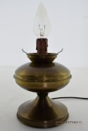 Stara rustykalna lampka stołowa z mosiądzu. Retro lamp.