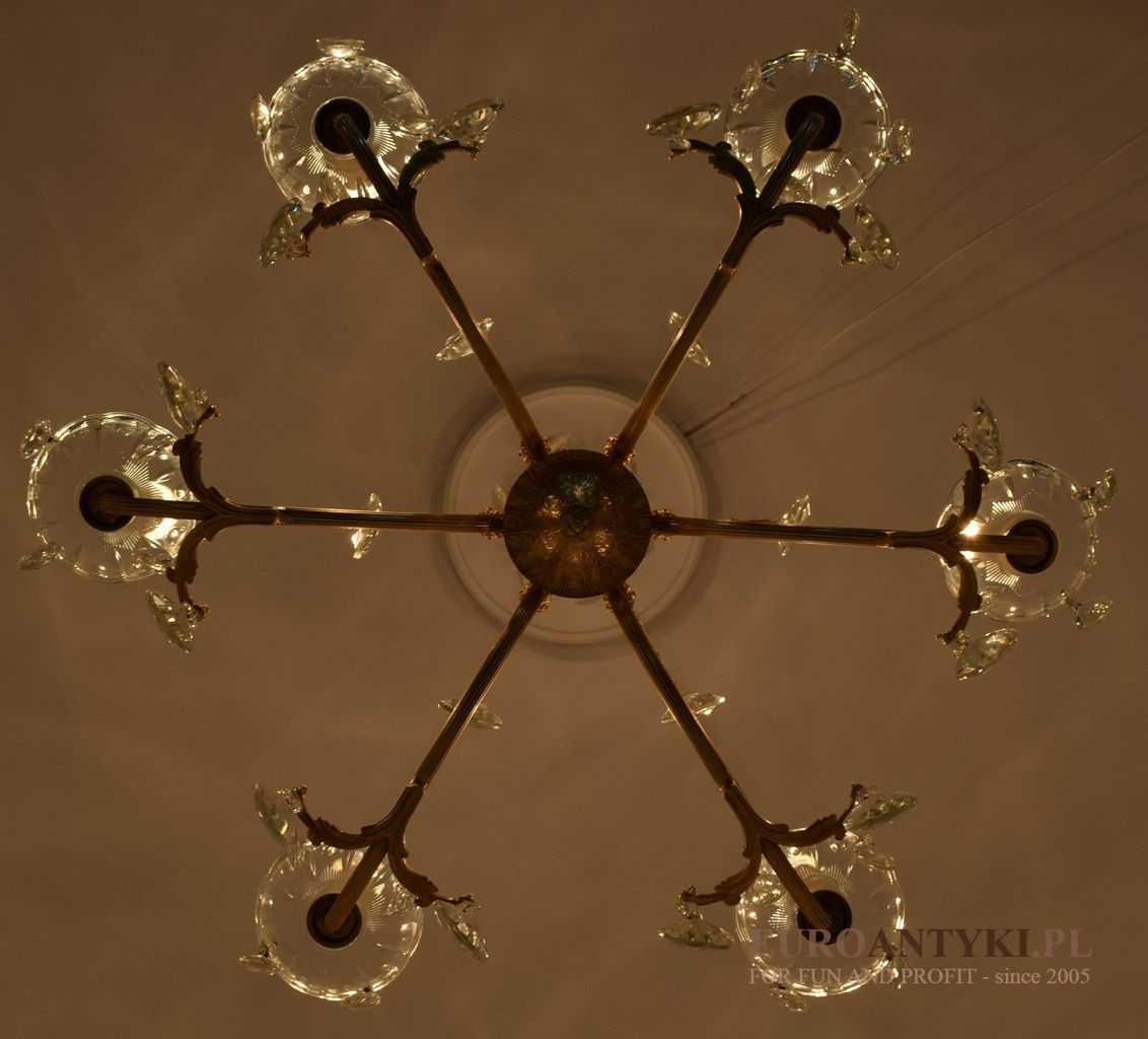 Stylowy mosiężny żyrandol z kryształami. Lampy antyki.