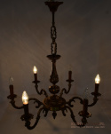 Stylowy mosiężny żyrandol nad stół do jadalni. Antyczne lampy.