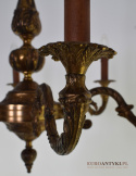 Stylowy mosiężny żyrandol nad stół do jadalni. Antyczne lampy.