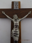 Zabytkowy krzyż dębowy z Jezusem Chrystusem. INRI.