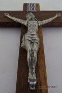 Zabytkowy krzyż dębowy z Jezusem Chrystusem. INRI.