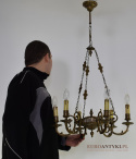 Antyczny żyrandol z brązu. Pięknie wykonana lampa sufitowa muzealna.