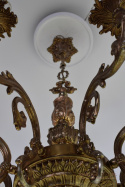 Duży mosiężny żyrandol dworski. Zabytkowe lampy pałacowe, zamkowe.
