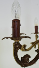Duży mosiężny żyrandol dworski. Zabytkowe lampy pałacowe, zamkowe.