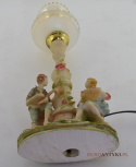 Stołowa lampa retro z dziewczyną i chłopakiem. Oświetlenie retro vintage.