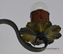 Duży metalowy żyrandol w rustykalnym klimacie. Lampy Cottagecore.