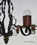 Duży metalowy żyrandol w rustykalnym klimacie. Lampy Cottagecore.