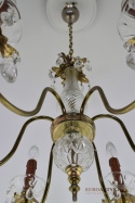 Starodawny żyrandol z kryształami. Lampy wiszące retro, vintage.