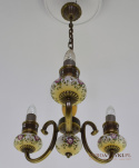 Mały żółty żyrandol trójramienny z firmy Kaiser. Lampy retro, vintage.