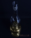 Muzealna lampa naftowa z mosiądzu. Antyczne oświetlenie.