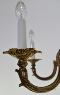 Delikatny żyrandol mosiężny w barokowym klimacie. Lampy antyki.