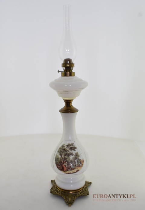 Duża smukła szklana lampa naftowa z lat 1900. Antyczne oświetlenie.