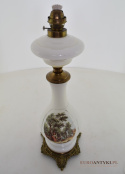Duża smukła szklana lampa naftowa z lat 1900. Antyczne oświetlenie.