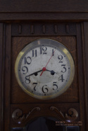 Muzealny zegar ścienny skrzyniowy przerobiony na baterie. Antyki.