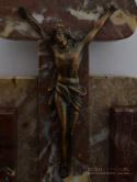 Antyczna marmurowa kapliczka z Jezusem Chrystusem.