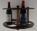 Stary, drewniany, minimalistyczny stojak na wina w stylu retro vintage.