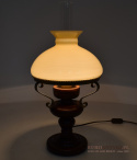 Klasyczna lampa z żółtym kloszem na stolik. Oświetlenie cottage.