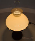Klasyczna lampa z żółtym kloszem na stolik. Oświetlenie cottage.