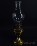 Mosiężna muzealna lampa naftowa z 1900 roku.