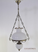Biała szklana lampa sufitowa w stylu retro vintage.