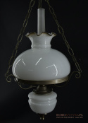 Biała szklana lampa sufitowa w stylu retro vintage.