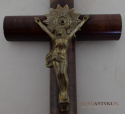 Mały zabytkowy krzyż z Jezusem Chrystusem z lat 1900.