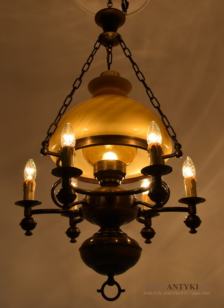 Rustykalna lampa wisząca w stylu cottagecore. Nietypowe oświetlenie.