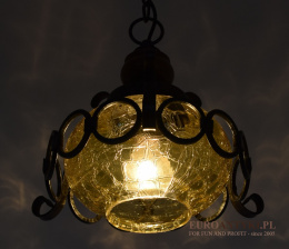 Lampa wisząca z żółtym kloszem w stylu rustykalnym, cottage.