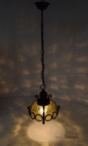 Lampa wisząca z żółtym kloszem w stylu rustykalnym, cottage.