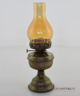 Mala stara lampa naftowa z dawnych lat. Lampy antyki.