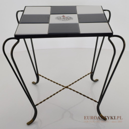 Mały stolik z kafelkami szachownicy. Stoliczek retro vintage.