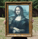 Mona Lisa stary obraz w złoych drewnianych ramach.