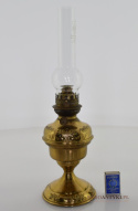 Mosiężna lampa naftowa z lat 1900. Antyczne oświetlenie.