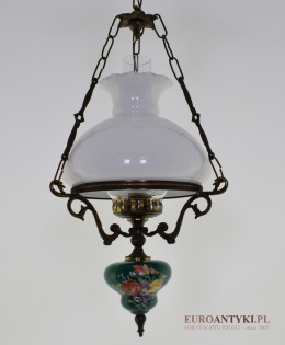 Rustykalna lampa sufitowa w góralskim, wiejskim stylu.