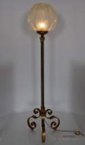 Starodawna włoska lampa podłogowa w pałacowym stylu.